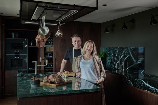 Interiørbilde: Svein Erik Renaa og kona står fornøyd i sitt nye kjøkken.